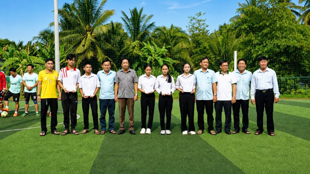 Giao Lưu Bóng đá Nam Và Trao Quà Cho Học Sinh Có Hoàn Cảnh Khó Khăn