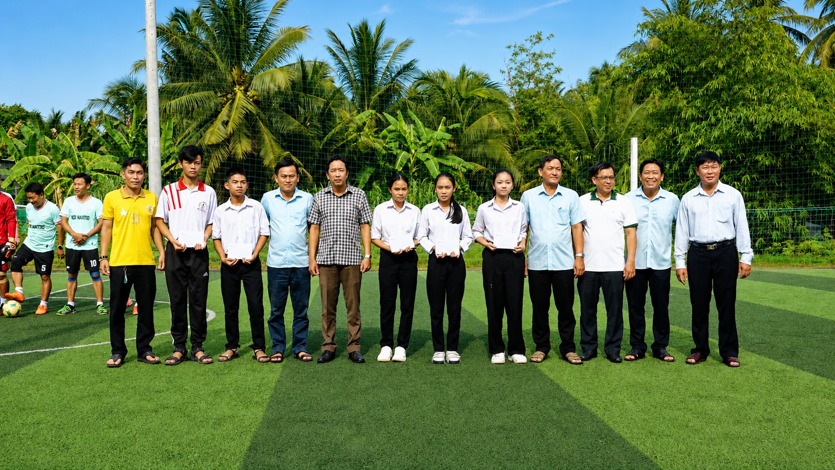 Giao Lưu Bóng đá Nam Và Trao Quà Cho Học Sinh Có Hoàn Cảnh Khó Khăn