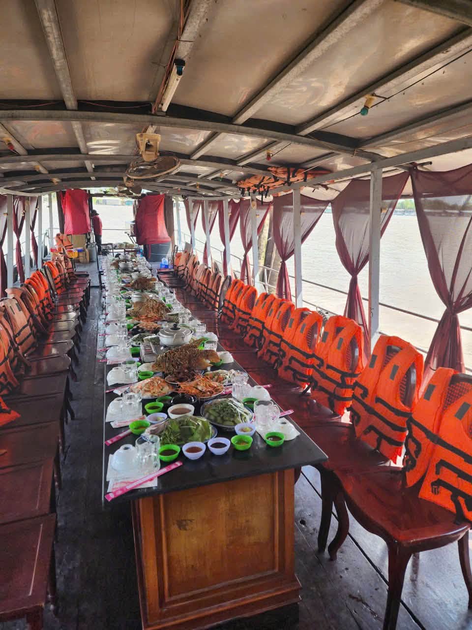 An Tiec Tren Tau Tai Hoang Gia