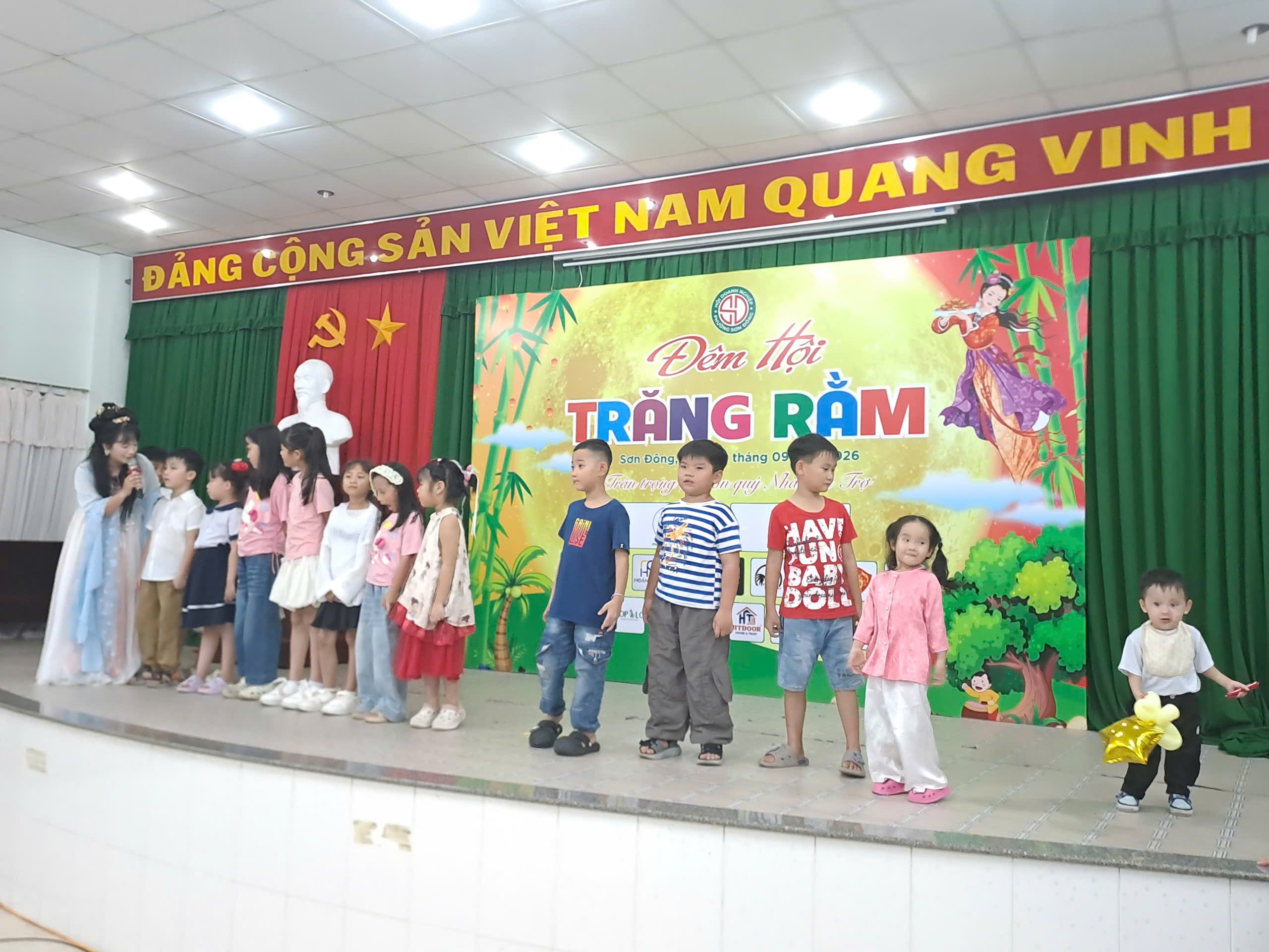 Trung Thu Thieu Nhi Phuong Son Dong (1)