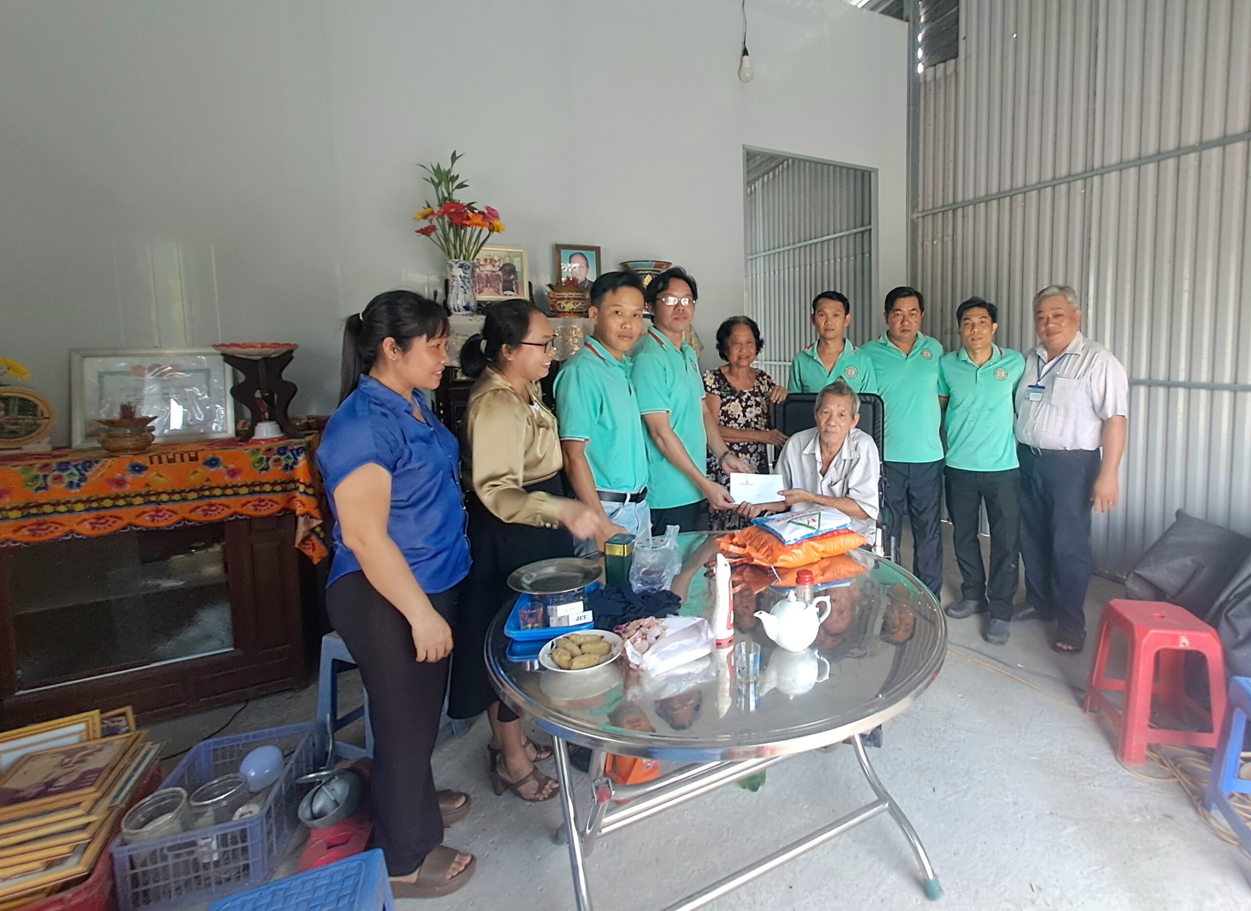 Hoi Doanh Nghiep Phuong Son Dong Trao Qua Cho Gia Dinh Kho Khan Nguoi Gia Neo Don (1)