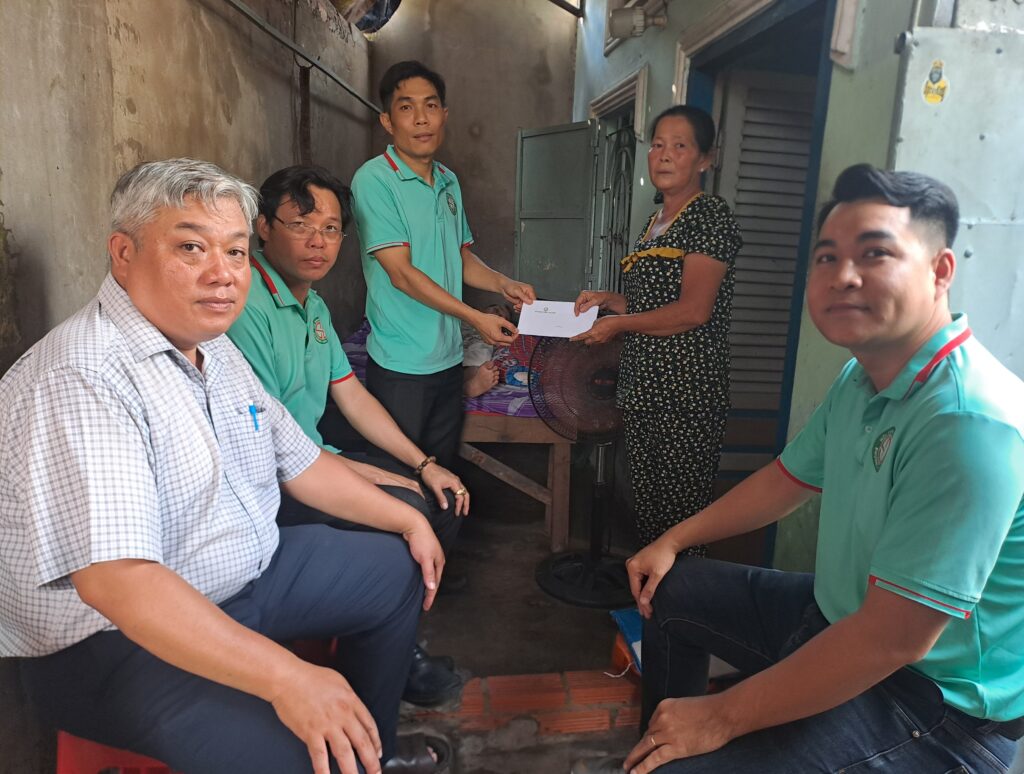 Hoi Doanh Nghiep Phuong Son Dong Trao Qua Cho Gia Dinh Kho Khan Nguoi Gia Neo Don (2)