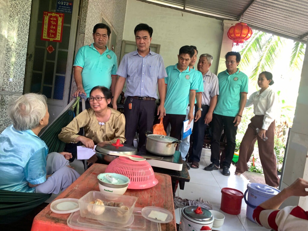 Sôi nổi các hoạt động chào mừng ngày Doanh Nhân Việt Nam 2026 3 Hoi Doanh Nghiep Phuong Son Dong Trao Qua Cho Gia Dinh Kho Khan Nguoi Gia Neo Don (3)